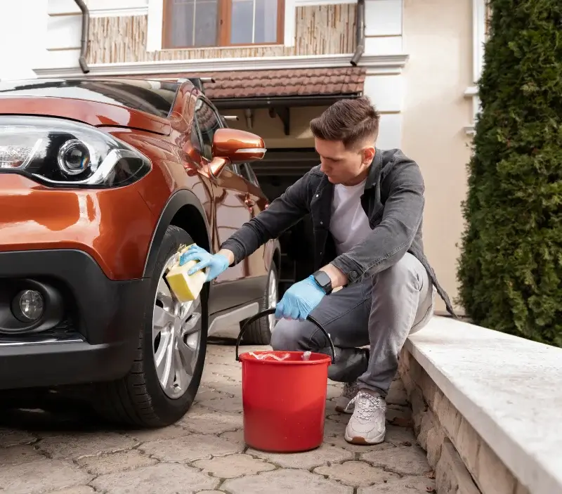 Lavage auto à domicile Mariac : professionnel intervenant sur un véhicule